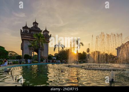 Vientiane Laos, coucher de soleil sur la ville de Patuxai (Patuxay) et fontaine le plus célèbre point de repère de Vientiane Banque D'Images