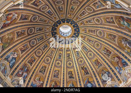 Rome, Vatican, Italie - 21 juin 2015 : Rome Vatican Italie architecture à l'intérieur du dôme de la basilique Saint-Pierre Banque D'Images