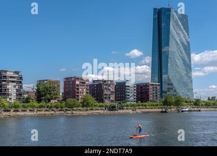 Vue de l'autre côté de la rivière main vers la Banque centrale européenne, Francfort, Allemagne Banque D'Images
