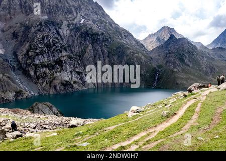 Une vue magnifique sur le lac Gadsar sous un ciel nuageux sur la colline de Sonamarg au Cachemire, en Inde Banque D'Images