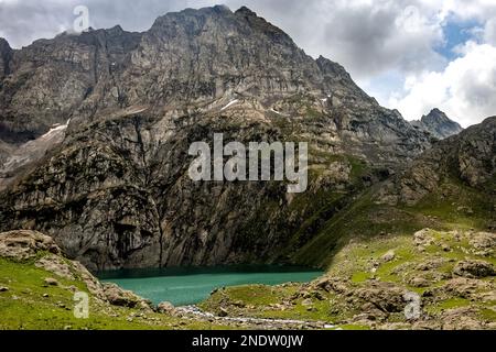 Une vue panoramique sur le lac Gadsar sous un ciel nuageux sur la colline de Sonamarg au Cachemire, en Inde Banque D'Images