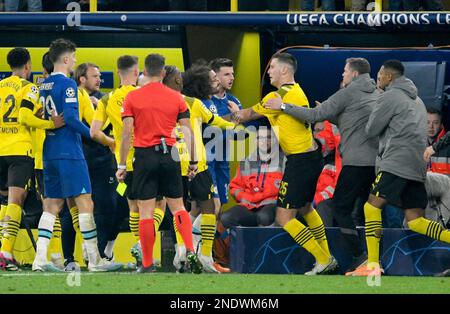 Signal Iduna Park Dortmund Allemagne, 15,2.2023, football: UEFA Champions League saison 2022/23, manche de seize première jambe, Borussia Dortmund (BVB) vs Chelsea FC (CFC) — mêlée avec Niklas Suele (Süle) (BVB) Banque D'Images