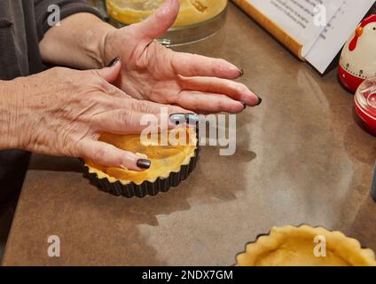 Processus de fabrication de la base pour la tarte à la crème ronde au chocolat et aux fraises. Recette française. Banque D'Images