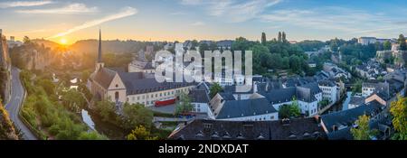 Grand-duché de Luxembourg, vue panoramique au lever du soleil sur la ville de Grund le long de la rivière Alzette dans la vieille ville historique de Luxembourg Banque D'Images