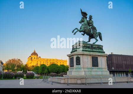 Vue sur la ville de Vienne en Autriche à Heldenplatz et la statue équestre Banque D'Images