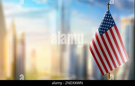 Petits drapeaux des États-Unis sur un arrière-plan abstrait flou. Banque D'Images