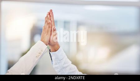 Les mains, les cinq hauts et l'unité de l'équipe pour gagner, victoire ou collaboration au bureau sur mockup. Main de personnes en contact pour la réussite de la réunion, la promotion Banque D'Images