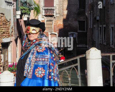 Venise, Italie - 13th février 2023 Carnaval le temps et les personnes masquées se rassemblent en costume dans la région de Piazza San Marco, Venise. Banque D'Images