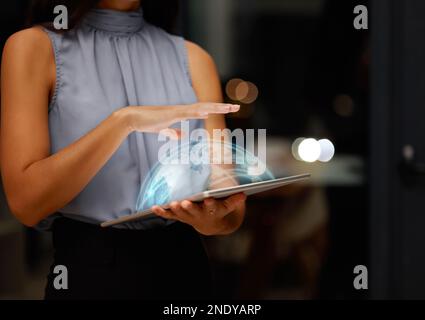 Surmatelas pour tablette du monde, main féminine et hologramme mondial pour la cyber-recherche internationale de nuit. Mockup, 3D informations et données de cybersécurité Banque D'Images