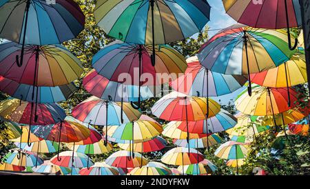 Les parasols multicolores suspendus au-dessus de la rue à Istanbul par une journée ensoleillée Banque D'Images