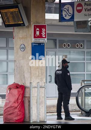 Garde de sécurité à la gare centrale de Bologne. Italie Banque D'Images