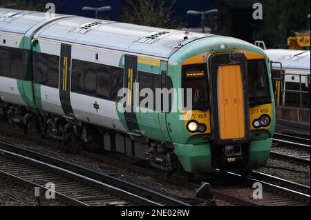 Photo du dossier datée du 16/02/2017, d'un train Southern à la gare Victoria de Londres. La plus grande compagnie de train de Grande-Bretagne offre des billets moins chers pour encourager davantage de navetteurs à retourner aux bureaux le lundi et le vendredi. Date de publication : jeudi 16 février 2023. Banque D'Images