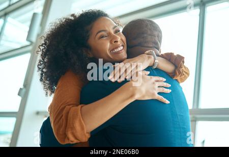 Couple hug, réunion à l'aéroport et Voyage avec amour, soin et la relation, heureux de voir le partenaire avec les gens noirs. Bonjour, bonheur et engagement Banque D'Images