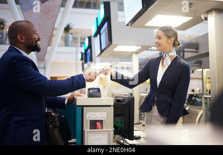 Billets, personnel de l'aéroport et du service à la clientèle, assistance au bureau et aide à l'enregistrement des passeports. Homme noir des États-Unis et agent de voyage avec réservation de vol, donner Banque D'Images