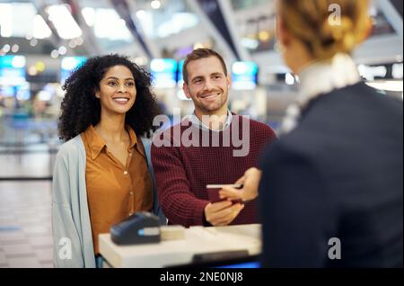 Couple heureux, réception à l'aéroport et passeport pour femme au service d'assistance, concierge ou identité pour le voyage. Documents sur l'homme, les femmes et l'immigration Banque D'Images