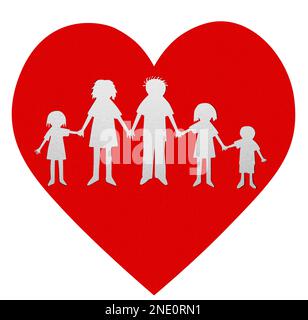 Bonne famille de papier coupé tenant les mains sur coeur rouge Banque D'Images