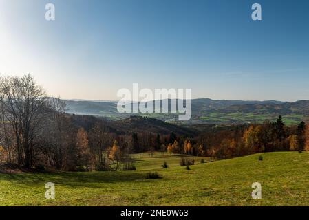 Belle vue du matin depuis la prairie en dessous de la colline de Filipka en automne Slezske Beskydy montagnes en République tchèque Banque D'Images