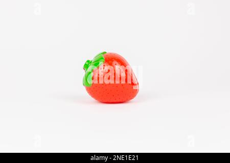 jouet en plastique pour enfants fraise sur fond blanc Banque D'Images