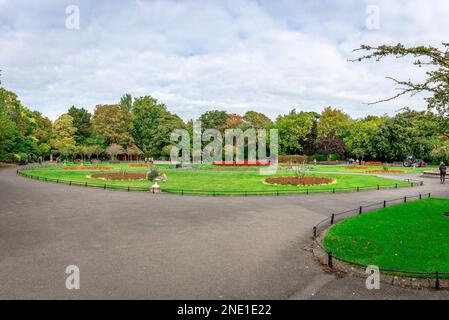 Dublin, Irlande - 16 septembre 2022 : vue sur le parc de St Stephen's Green, un parc public situé dans le centre de la ville. Banque D'Images