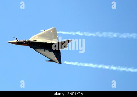 Bengaluru, Inde. 15th févr. 2023. L'avion de chasse Tejas de la Force aérienne indienne effectue des manœuvres le troisième jour de l'Aero India 2023 à la base aérienne de Yelahanka, à Bengaluru, en Inde, le 15 février 2023. L'événement a débuté ici lundi. Credit: STR/Xinhua/Alay Live News Banque D'Images