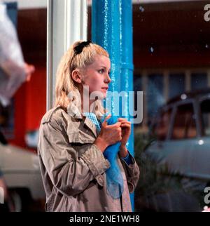 CATHERINE DENEUVE dans LES PARAPLUIES DE CHERBOURG (1964) -titre original: LES PARAPLUIES DE CHERBOURG-, réalisé par JACQUES DEMY. Crédit: PARC FILMS / Album Banque D'Images