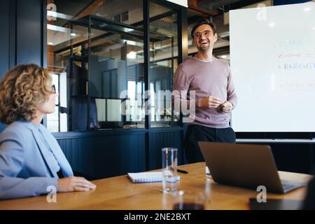 Équipe d'affaires créative planifiant un projet dans un bureau. Groupe de professionnels d'affaires ayant une discussion dans une réunion. Travail d'équipe et gestion de projet Banque D'Images
