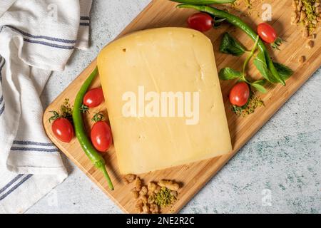 Fromage cheddar ancien. Vieux Kars traditionnels en tranches Old Cheddar sur une table de service en bois. Produits laitiers. Vue de dessus Banque D'Images