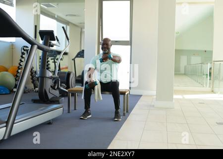 Homme afro-américain senior s'entraîner avec des haltères à la salle de gym. concept de vie et de vie senior retraite Banque D'Images