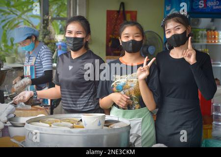 Filles thaïlandaises travaillant dans un petit restaurant Pattaya Thaïlande Banque D'Images