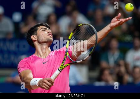 Buenos Aires, Argentine. 15th févr. 2023. Carlos Alcaraz d'Espagne en action pendant la manche seize singles de l'ATP 250 Argentine Open 2023 match contre Laslo Djere de Serbie au Buenos Aires Lawn tennis Club. Score final: Carlos Alcaraz 2:1 Laslo Djere. (Photo de Manuel Cortina/SOPA Images/Sipa USA) crédit: SIPA USA/Alay Live News Banque D'Images