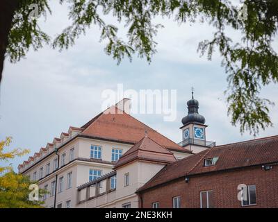 Maisons anciennes dans le centre-ville de Munich, une promenade dans Munich en été, jour nuageux Banque D'Images