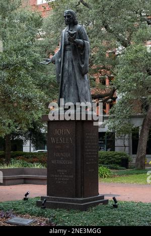 Photo verticale de la statue historique de John Wesley à Reynolds Square, Savannah, Géorgie Banque D'Images