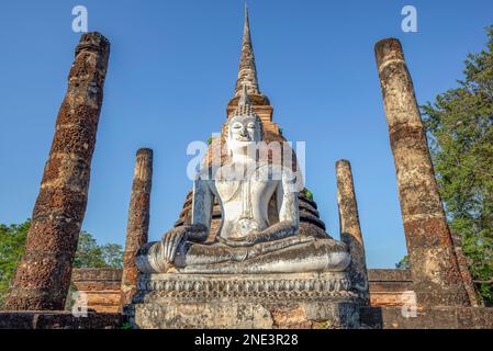 Sculpture de Bouddha sur les ruines du temple bouddhiste Wat sa si. Sukhothai. Thaïlande Banque D'Images