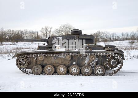 KRASNOE SELO, RUSSIE - 05 FÉVRIER 2023 : réservoir allemand moyen (Pz.Kpfw. III) de la Seconde Guerre mondiale Vue latérale. Parc historique militaire 'Steel Landing', Kras Banque D'Images