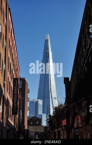 Le gratte-ciel de Shard, vu depuis America Street, avec des bâtiments plus anciens et un pont ferroviaire de chaque côté, Southwark, Londres Banque D'Images