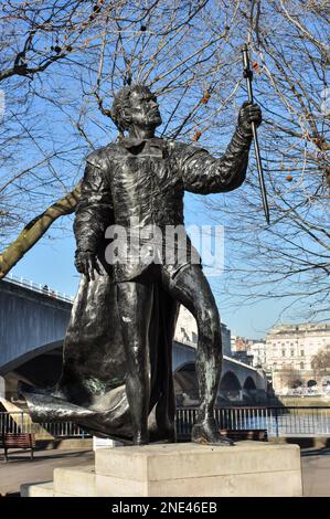 Statue de Laurence Olivier comme 'Hamlet' près du Théâtre national sur la rive sud de la Tamise, Londres, Angleterre Banque D'Images