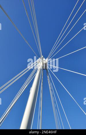 Structure des ponts du jubilé d'or qui sont de chaque côté du pont ferroviaire Hungerford au-dessus de la Tamise, Londres, Angleterre Banque D'Images