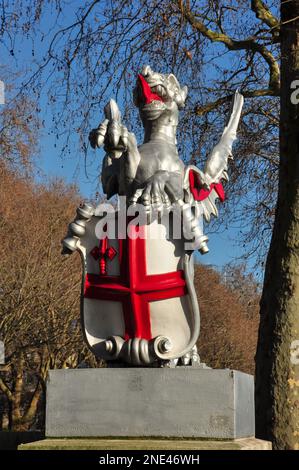 Dragon marquant la frontière occidentale de la ville de Londres, Angleterre, Royaume-Uni Banque D'Images