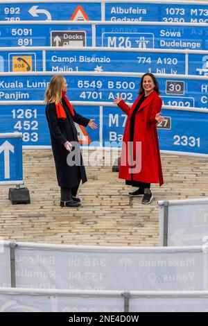 Londres, Royaume-Uni. 16th févr. 2023. Whorled (ici après ici après ici) est une installation extérieure frappante par Jitish Kallat à Somerset House. Le travail comprend deux spirales entrecroisées, de 336 mètres de long, qui font écho à la signalisation des routes britanniques et relie notre cour néoclassique emblématique à des endroits de la planète et de l'univers lointain. Ces panneaux indiquent la distance de Somerset House aux emplacements crédit: Guy Bell/Alay Live News Banque D'Images