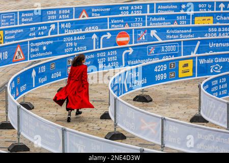 Londres, Royaume-Uni. 16th févr. 2023. Whorled (ici après ici après ici) est une installation extérieure frappante par Jitish Kallat à Somerset House. Le travail comprend deux spirales entrecroisées, de 336 mètres de long, qui font écho à la signalisation des routes britanniques et relie notre cour néoclassique emblématique à des endroits de la planète et de l'univers lointain. Ces panneaux indiquent la distance de Somerset House aux emplacements crédit: Guy Bell/Alay Live News Banque D'Images