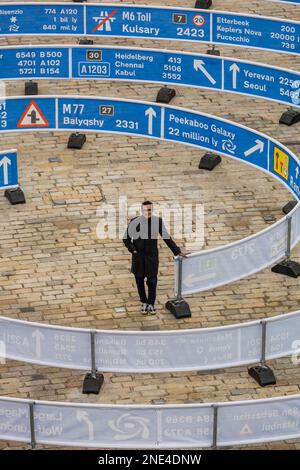 Londres, Royaume-Uni. 16th févr. 2023. Whorled (ici après ici après ici) est une installation extérieure frappante par Jitish Kallat à Somerset House. Le travail comprend deux spirales entrecroisées, de 336 mètres de long, qui font écho à la signalisation des routes britanniques et relie notre cour néoclassique emblématique à des endroits de la planète et de l'univers lointain. Ces panneaux indiquent la distance de Somerset House aux emplacements crédit: Guy Bell/Alay Live News Banque D'Images