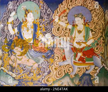 Peinture murale traditionnelle colorée de divinités pacifiques de sexe féminin sur leur mont à Gangtey gompa ou monastère, vallée de Phobjikha, Bhoutan Banque D'Images
