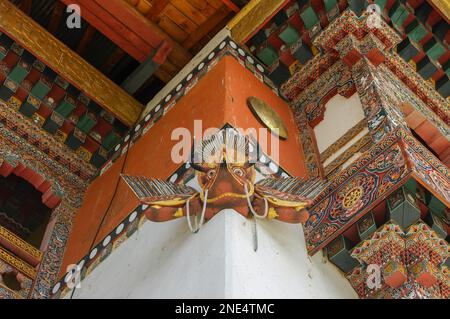 Magnifique sculpture en bois traditionnelle garuda servant de protecteur dans le monastère de Gangtey dans la haute vallée de Phobjikha dans le centre du Bhoutan Banque D'Images