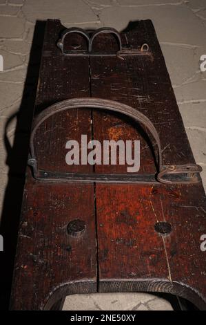 Ancien banc de fouillage ou de fléaux sur lequel les prisonniers étaient détenus par des bandes de retenue en fer forgé à charnières, exposées dans le musée du château de Spiš, une formidable forteresse de la région de Košice, dans l'est de la Slovaquie, construite par des rois hongrois au début de 1200s. D'autres expositions incluent des armes et des costumes d'armure. Banque D'Images