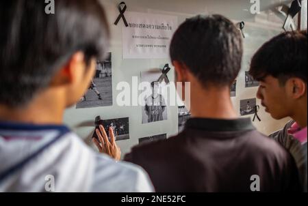 Chiang Mai, Thaïlande. 16th févr. 2023. Les élèves de l'école d'abeilles Vachiralai voient les photos commémoratives de leur confrère, Duangpetch Promthep (Dom), après sa mort. Duangpetch Promthep (Dom), 17 ans, ancien étudiant à la Vachiralai Bee School de Chiang Mai avant de gagner une bourse de football au Royaume-Uni, où il a étudié à la Brooke House College football Academy de Leicester. Il était le capitaine de l'équipe de football des sangliers 1 des 13 « sangliers » sauvés de la grotte de Tham Luang. Crédit : SOPA Images Limited/Alamy Live News Banque D'Images