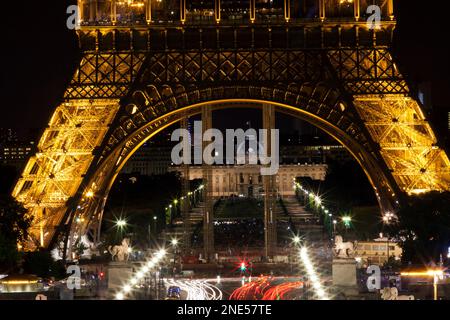 France, Paris, base de la Tour Eiffel la nuit, prise du Palais Chaillot à l'Ecole militaire au loin. Banque D'Images