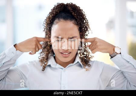 Bruit, fort et femme fermant ses oreilles pour les sons dans le bureau tout en travaillant sur un projet. Agacé, frustré et contrarié femme professionnelle Banque D'Images