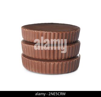 Tasses de beurre d'arachide doux isolées sur blanc Banque D'Images