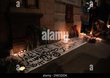 Londres, Royaume-Uni. 15th février 2023. Des milliers de personnes transgenres et de partisans assistent à une veillée aux chandelles pour l'adolescent transgenre Brianna Ghey tenue à l'extérieur du Département de l'éducation. Brianna Ghey, 16 ans, a été retrouvée poignardée à mort dans un parc de Warrington le 11 février et un garçon et une fille, tous deux âgés de 15 ans, ont depuis été accusés par la police de Cheshire de son meurtre. Son cas fait également l'objet d'une enquête en tant que crime de haine possible. Crédit : Mark Kerrison/Alamy Live News Banque D'Images