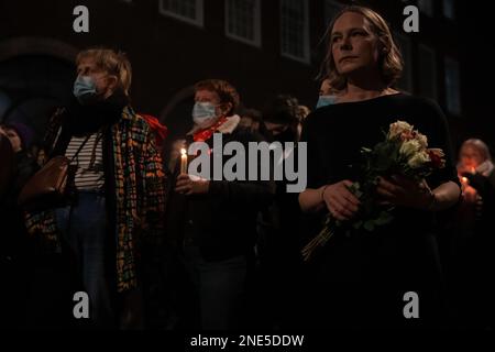 Londres, Royaume-Uni. 15th février 2023. Des milliers de personnes transgenres et de partisans assistent à une veillée aux chandelles pour l'adolescent transgenre Brianna Ghey tenue à l'extérieur du Département de l'éducation. Brianna Ghey, 16 ans, a été retrouvée poignardée à mort dans un parc de Warrington le 11 février et un garçon et une fille, tous deux âgés de 15 ans, ont depuis été accusés par la police de Cheshire de son meurtre. Son cas fait également l'objet d'une enquête en tant que crime de haine possible. Crédit : Mark Kerrison/Alamy Live News Banque D'Images